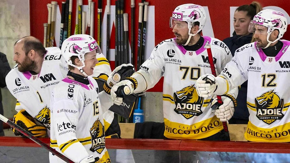 Ajoie's defenseman Cédric Aeschbach (left) scored the final goal in the 3-0 win in Visp