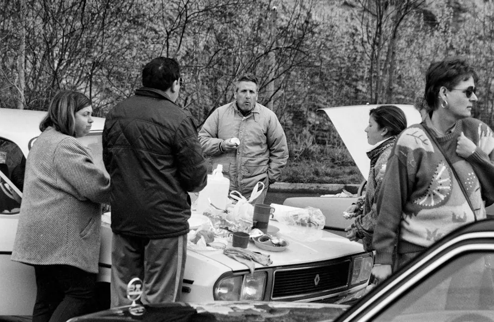 Traffic jam in front of the Gotthard - it feels like it's always been there. Sufficient snacks are also a must. This was as true then as it is now: Easter traffic jam at the Gotthard, travelers picnicking on their hoods. (Picture from March 23, 1983.