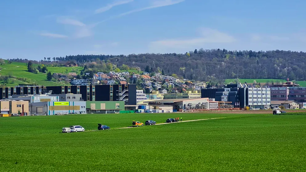 Grosseinsatz der Polizei. Frau schwer verletzt in Bülach ZH gefunden – Tatverdächtiger festgenommen