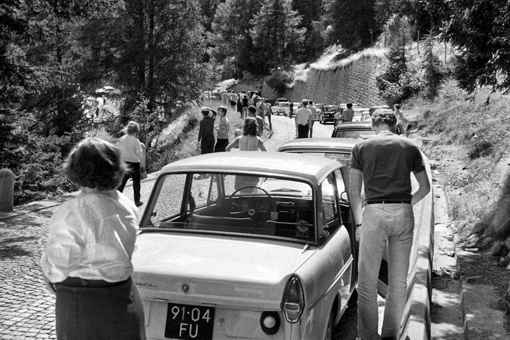 Traffic jam in front of the Gotthard - it feels like it's always been there. Even almost 10 years later, things don't look much better: The vacation queue winds its way northwards in the Schöllenen near the Gotthard. (Picture from August 6, 1969)