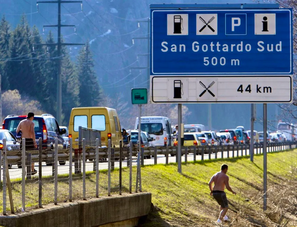 Traffic jam in front of the Gotthard - it feels like it's always been there. This picture is probably familiar to us all: on the outward journey as well as the return journey through the Gotthard. (Picture from April 13, 2009, return trip traffic on the Gotthard highway before Airolo)