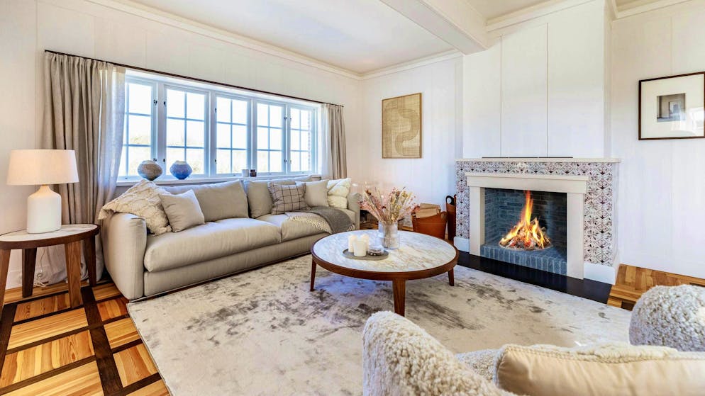 «Tous les détails existants brillent d'un nouvel éclat, tandis que les techniques de construction les plus modernes et un aménagement intérieur exclusif ont transformé la maison en un domicile de vacances contemporain», peut-on lire dans l'exposé.