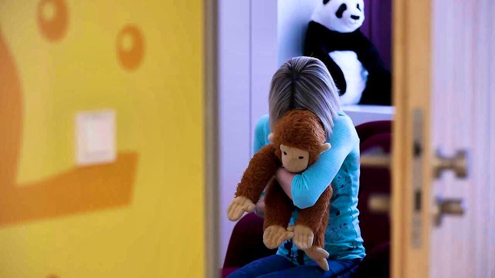 Prevention services for people with sexual interests in children have developed, but there are still gaps. (Symbolic image, staged scene)