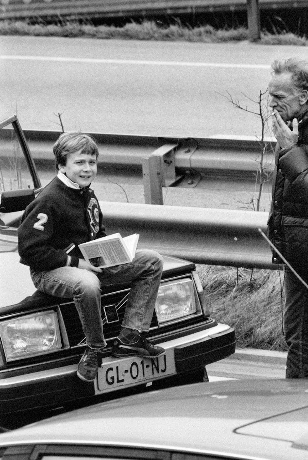 Traffic jam in front of the Gotthard - it feels like it's always been there. A traffic jam is the perfect opportunity to finally (finish) that book you've been carrying around with you the whole time. Maybe that's what this boy thought when he turned the hood of his car into his reading chair during the annual Easter traffic jam on March 23, 1983.