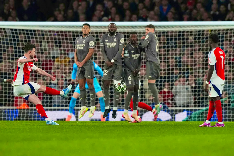 Declan Rice (l.) curls a free kick beautifully into the right-hand corner.