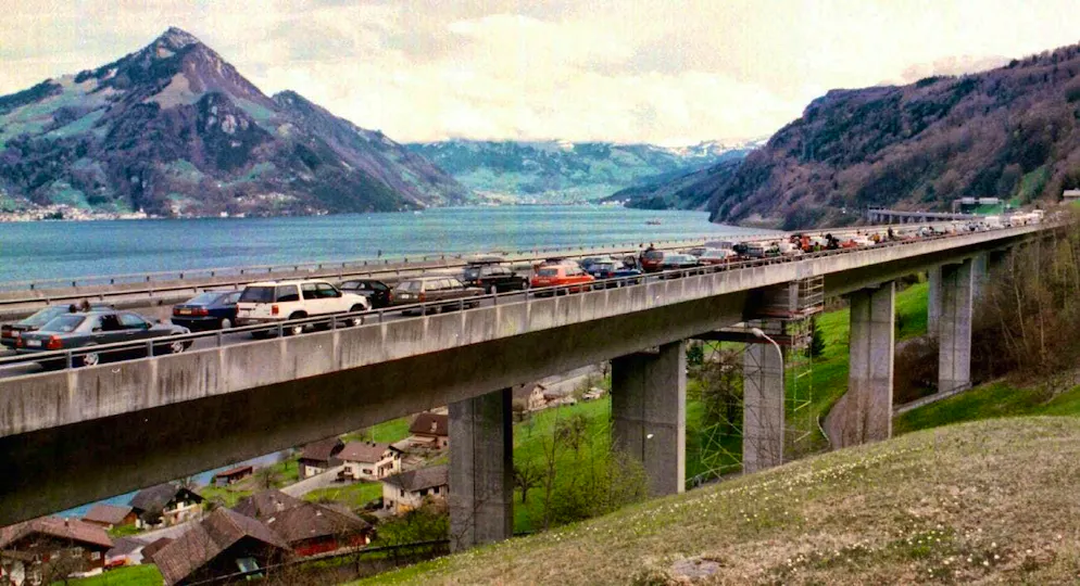 Traffic jam in front of the Gotthard - it feels like it's always been there. At least there are some very nice views from time to time. For example, when you get stuck in Beckenried (NW) like these poor souls on April 10, 1989. Before the Seelisberg tunnel, the vehicles were lined up in kilometers-long columns.