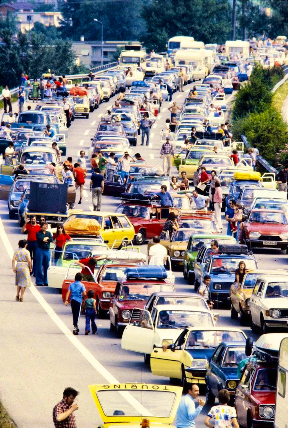Traffic jam in front of the Gotthard - it feels like it's always been there. It doesn't look much better in color... It may look like a folk festival, but it's a traffic jam on the north-south link, the Gotthard route. What else? (Picture from July 11, 1981.