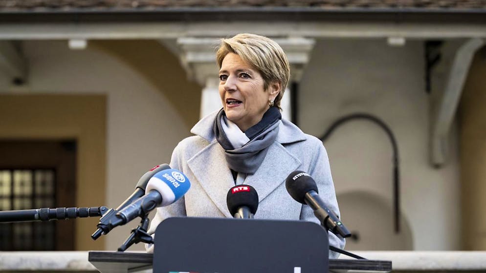 Karin Keller-Sutter nella corte del castello di Neuchâtel.