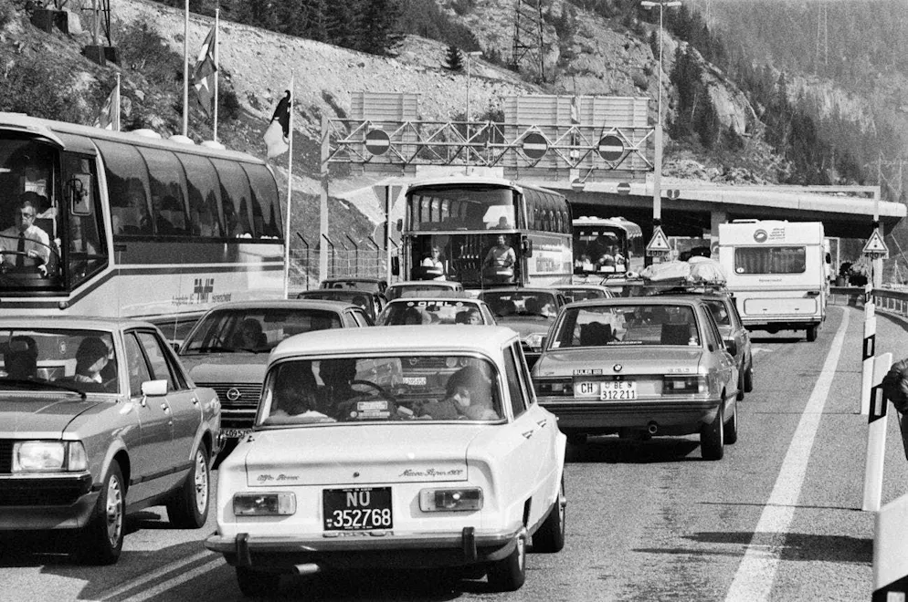 Traffic jam in front of the Gotthard - it feels like it's always been there. The traffic was - as always - at a standstill in front of the Gotthard. It doesn't seem to matter whether it's Easter, spring, summer or fall vacation: Everyone just always wants to go to Ticino. Admittedly, it is simply beautiful there. (Picture from April 1981.)