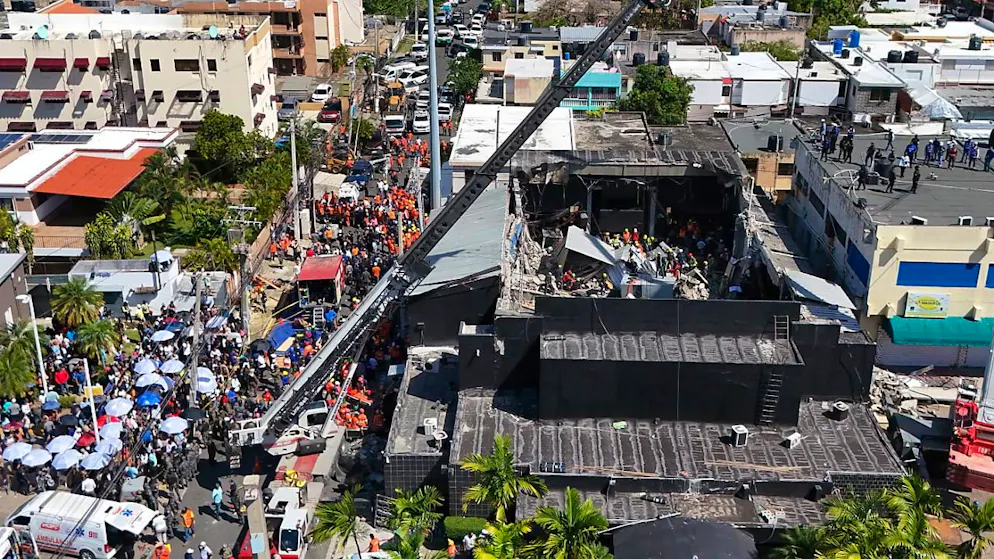 Si aggrava il bilancio. Salgono a un centinaio le vittime del crollo del tetto della discoteca a Santo Domingo