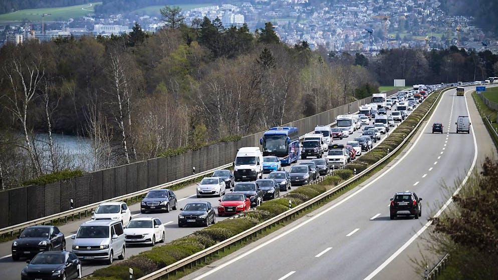 Durante le festività l'A13 viene presa d'assalto. L'Ufficio tecnico grigionese tenterà con misure dimostratesi valide di garantire il flusso del traffico. (immagine simbolica)