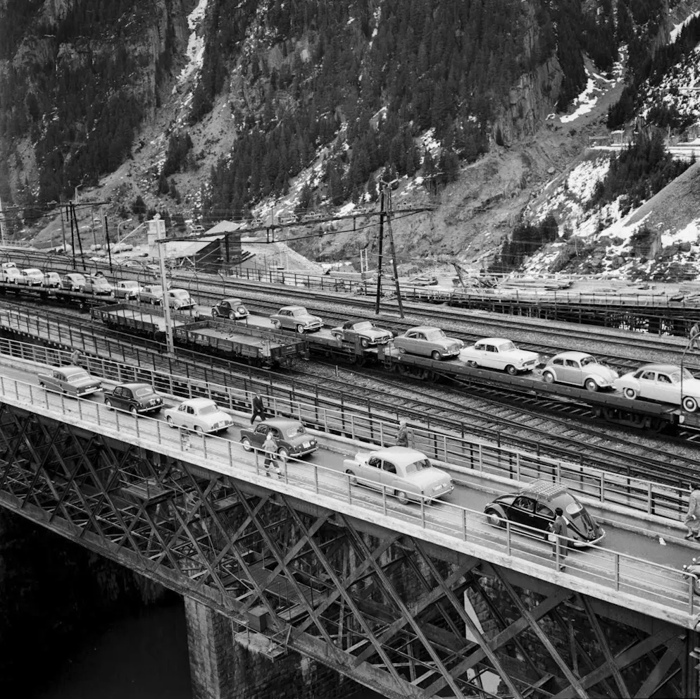 Traffic jam in front of the Gotthard - it feels like it's always been there. We never learn: Easter traffic at the Gotthard with a huge rush at the car loading station on the Gotthard route. (Picture from April 4, 1958)