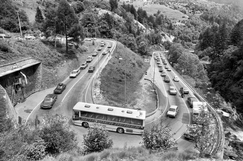 Traffic jam in front of the Gotthard - it feels like it's always been there. You really wouldn't want to be a bus driver here. On July 11, 1981, there was also a traffic jam in the form of a loooong queue of cars snaking down the Gotthard ramp.