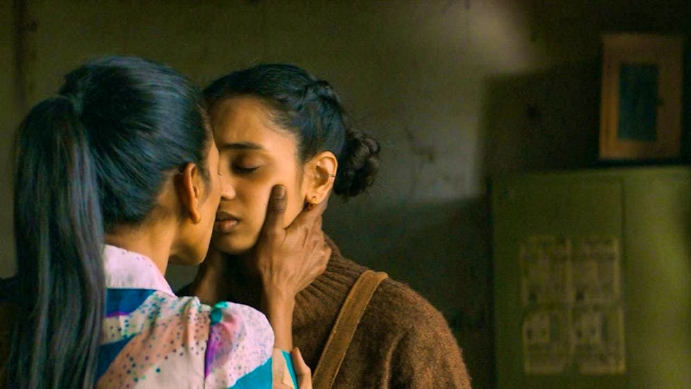 The two prostitutes Renuka (left, Anasuya Sengupta) and Devika (right, Omara Shetty) live a lesbian love affair in the film "The Shameless". Indian actress Anasuya Sengupta was honored for her role at the Cannes Film Festival.