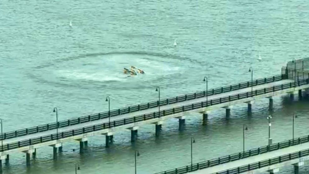 A picture of the accident site: A helicopter has crashed into the Hudson River in New York.