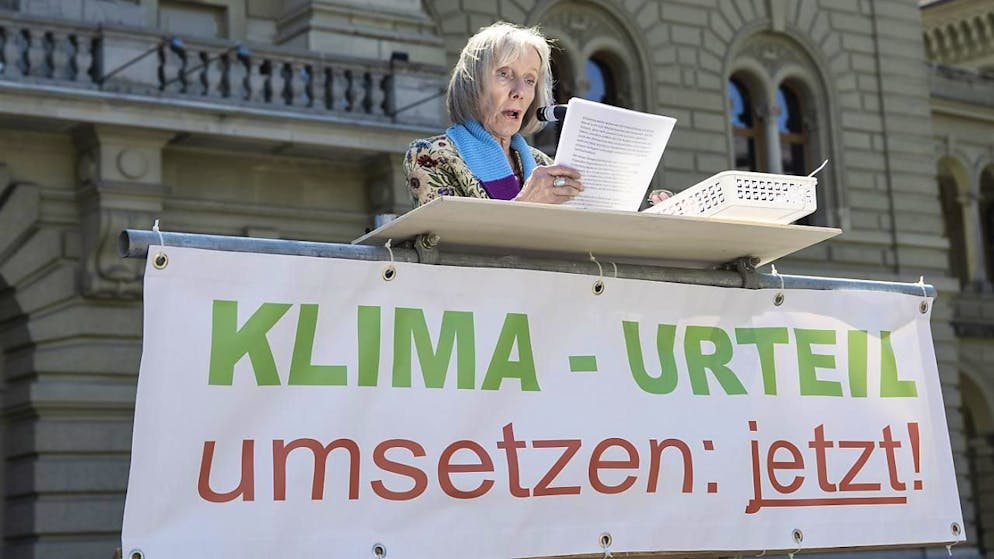 Rosmarie Wydler-Waelti, copresidente delle Anziane per il clima, durante una manifestazione a Berna.