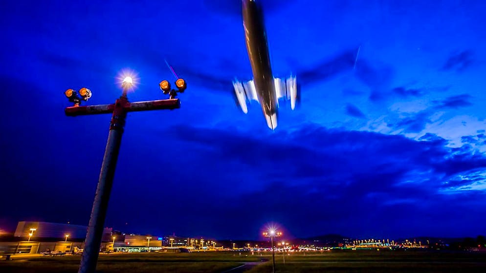Un atterraggio notturno sulla pista 28 dell'aeroporto di Zurigo. (foto d'archivio)