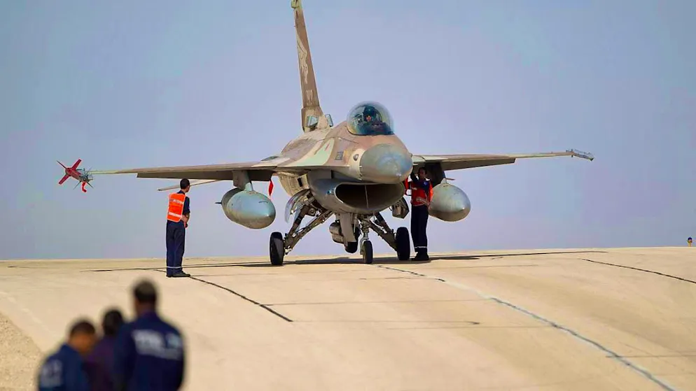 ARCHIVE - Mechanics stand by an Israeli Air Force F-16 fighter jet at a military airport near Eilat in Israel. Photo: Ariel Schalit/AP/dpa