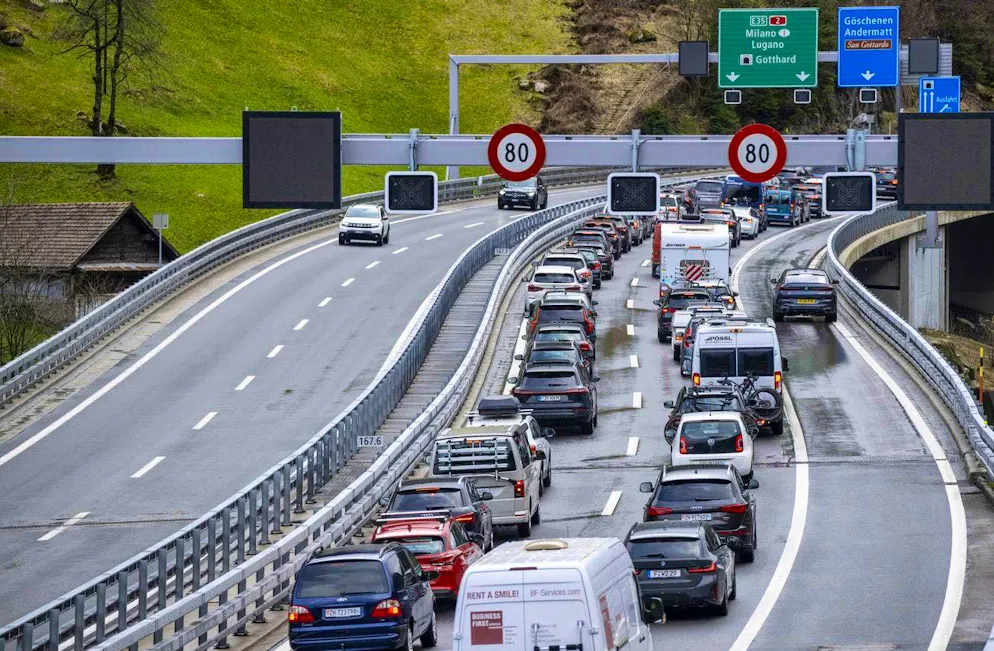 Il traffico delle festività pasquali si fa già sentire al tunnel del Gottardo (immagine illustrativa).