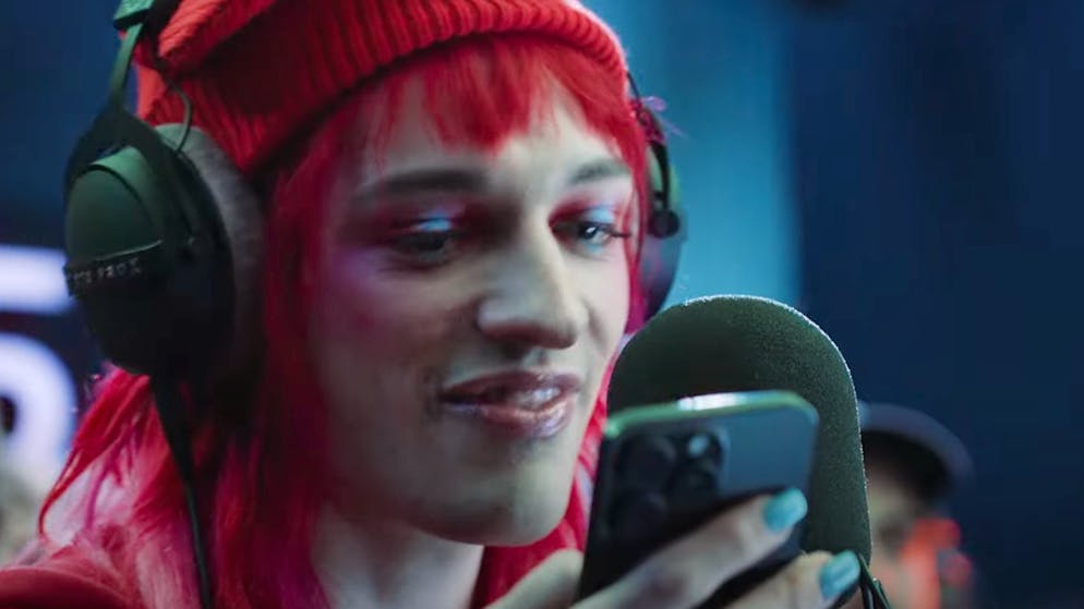 Pop star raps about a grueling year. Nemo is back - and goes all out