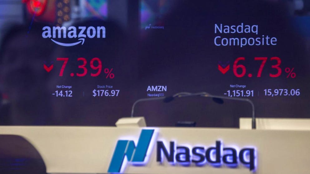 Auf den Bildschirmen im Nasdaq-Büro in New York sind die am Donnerstag weiter einbrechenden Aktienkurse zu sehen. 
