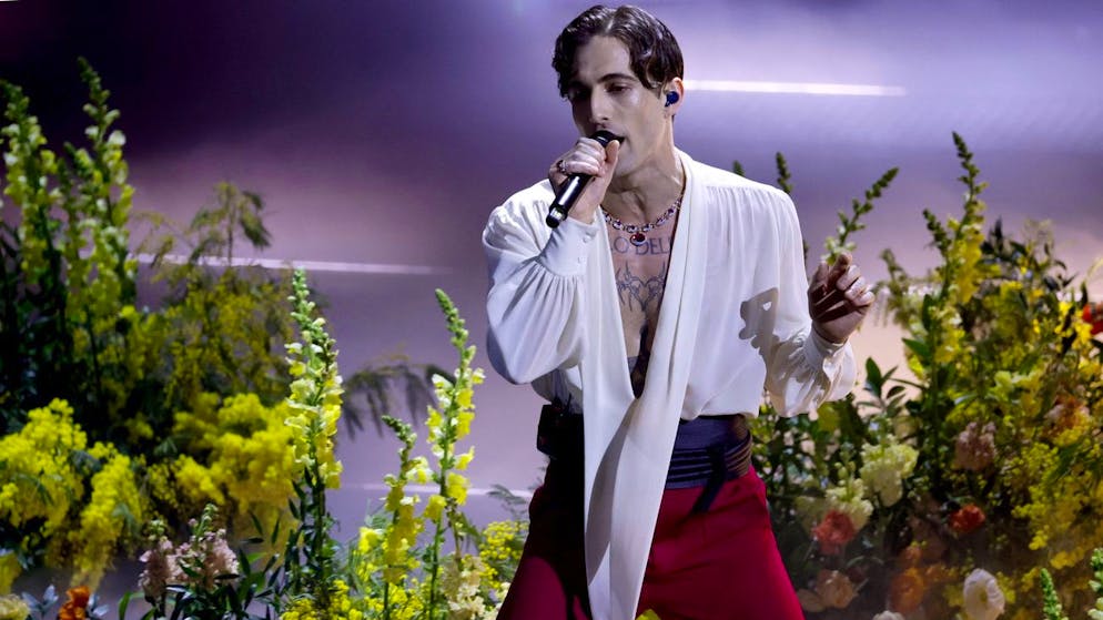 E i Måneskin e Dove Cameron?. Damiano David torna sul palco in Italia: «Ancora mi fate tremare»