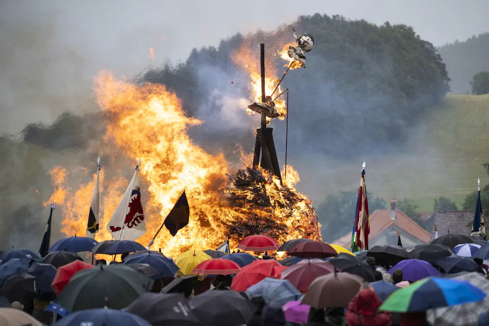 Sechseläuten 2024. Der Kopf des Bööggs fällt auf der Streulewiese in Heiden,Appenzell Ausserroden ab, aufgenommen am 22. Juni 2024.