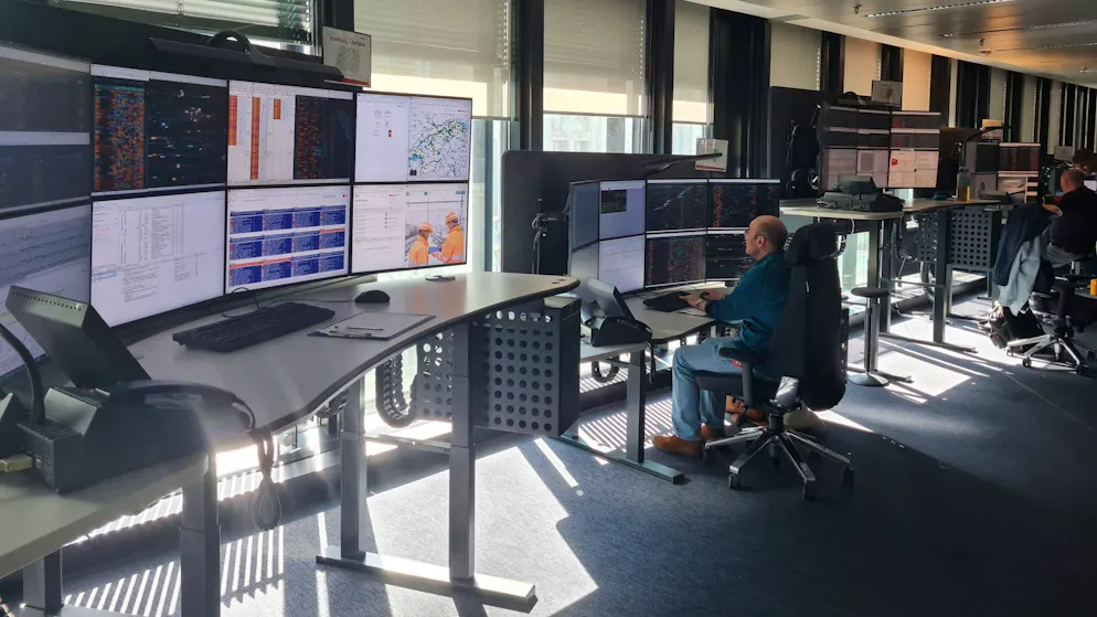 Im Traffic Control Center der SBB wird reagiert, wenn es beim Zugbetrieb zu Störungen kommt.