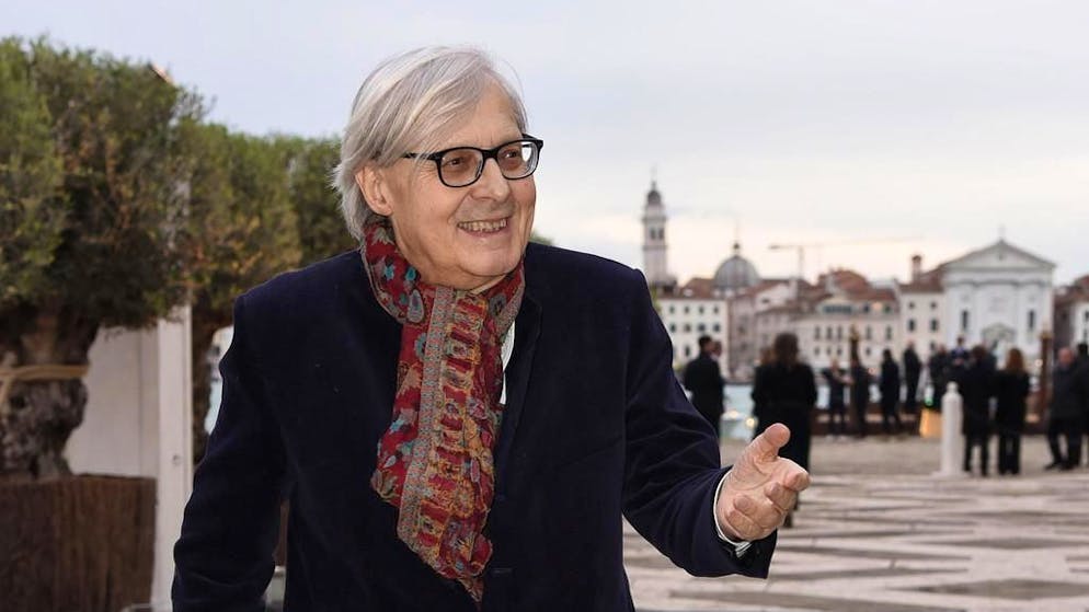 Circondato da amici e familiari. A un mese dal ricovero per depressione, Sgarbi sembra migliorare