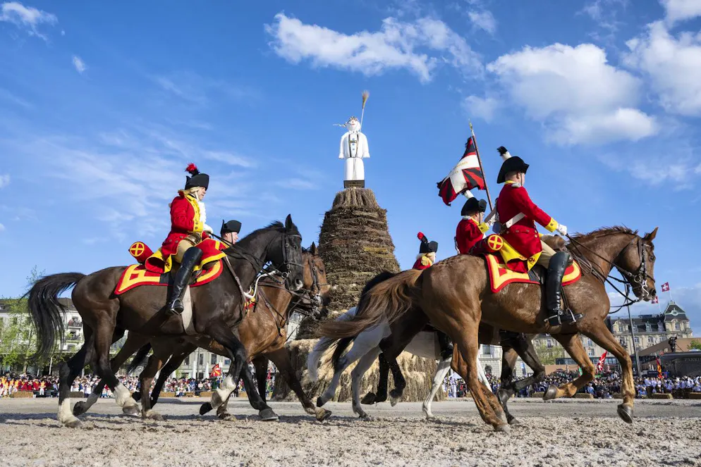 Sechseläuten 2024. Männer reiten auf Pferden vor dem Böögg auf dem Sechseläutenplatz in Zürich, am 15. April 2024.