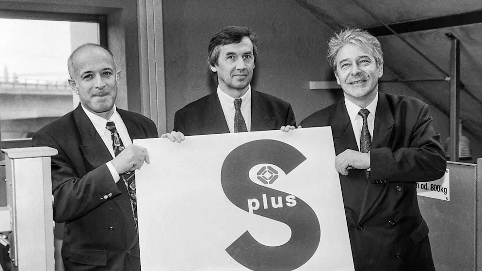 SRG's top management presented the new S-Plus television channel in 1993. Roy Oppenheim (left) was the channel's director. Next to him are the then SRG President Eric Lehmann and Antonio Riva, the former SRG Director General (right). (archive picture)