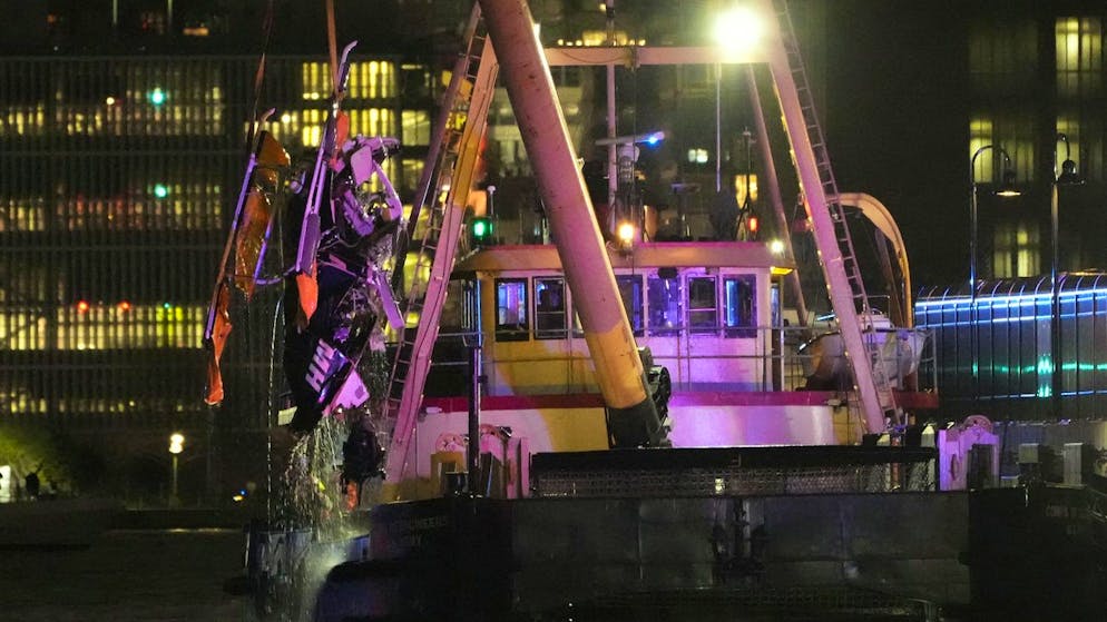 Aviation accident in New York. Pilot reports lack of fuel, then the helicopter breaks apart