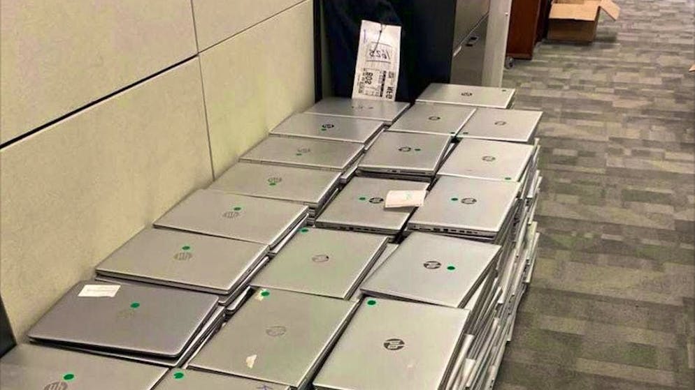 I truffatori cercano vittime su Facebook con la pagina «Laptops für Senioren aus der Schweiz», PC per anziani dalla Svizzera. 