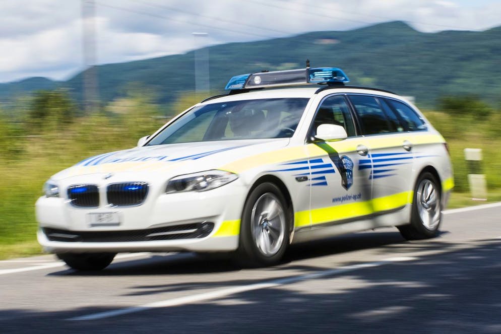 Die Kantonspolizei Aargau hat dem Mann den Führerschein abgenommen.