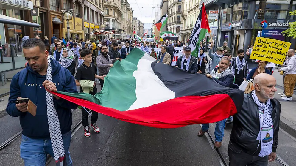 Il corteo ha attraversato il centro di Ginevra da Place de Neuve alla stazione di Cornavin.