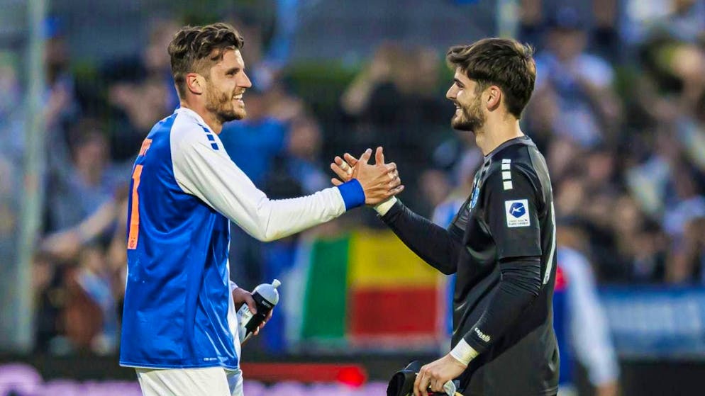 GC striker Pascal Schürpf and goalkeeper Justin Hammel congratulate each other on their good performance against Yverdon