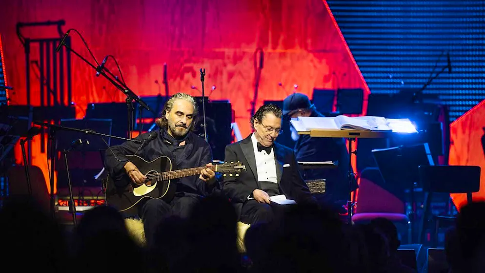 Chansonnier Stephan Eicher accompanies writer Martin Suter at a musical reading. (ZVG)