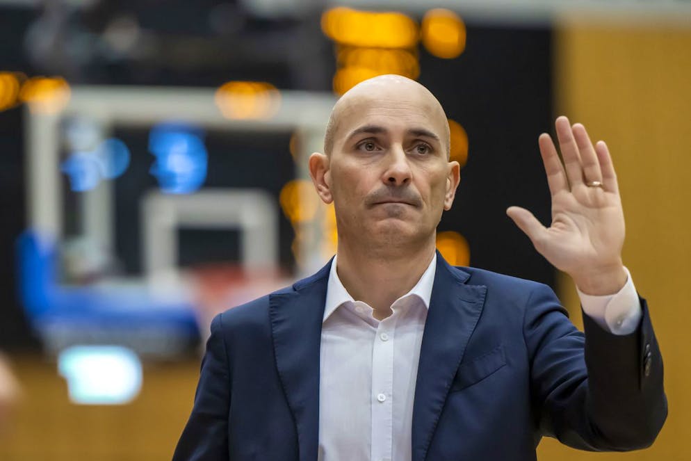 Il Massagno è stato sconfitto sonoramente dalla capolista Friborgo (in foto l'allenatore del Massagno Salvatore Cabibbo).