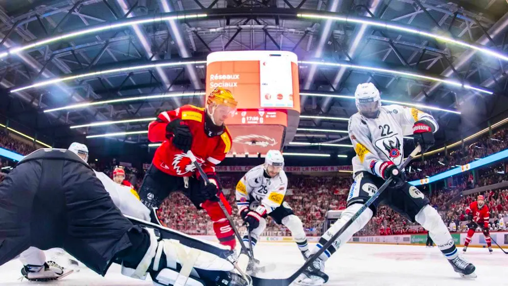 Lausanne in the final thanks to Finn power - Gallery. Overrun by the Finns' power: Fribourg's defense with goalie Reto Berra fought in vain against Antti Suomela's scoring instinct and assertiveness