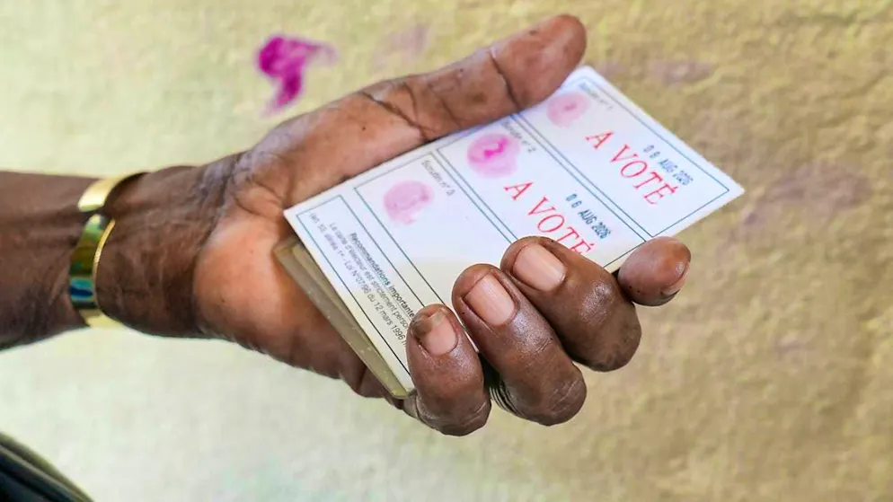 ARCHIVE - A voter shows his stamped voting card at the constitutional referendum in November 2024. Photo: Betines Makosso/AP/dpa/Archive photo