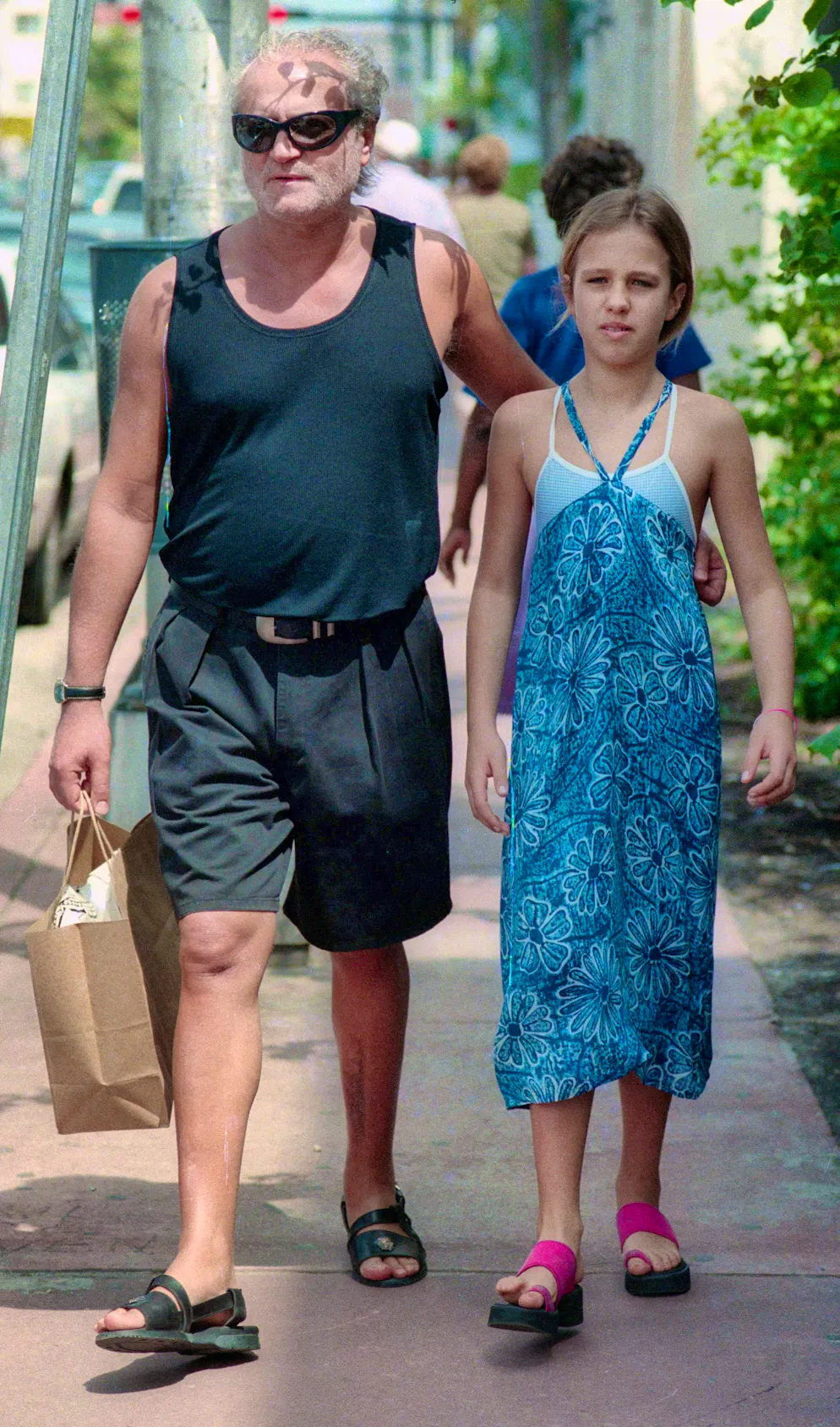 Chi è Allegra Versace?. Gianni Versace con la nipote Allegra nel 1997, lo stesso anno in cui lo zar della moda fu assassinato. All'epoca Allegra aveva 11 anni.