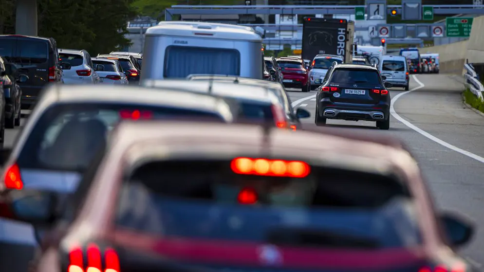 Traffico stradale. Per il weekend di Pentecoste si prevedono 20 km di code al Gottardo