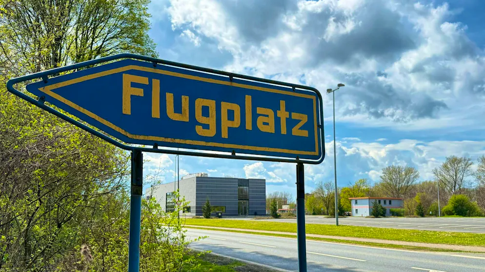 Small plane crashes on steel company premises: two dead - Gallery. A small plane takes off from the Salzgitter-Drütte airfield, but then crashes on the Salzgitter AG factory premises. 