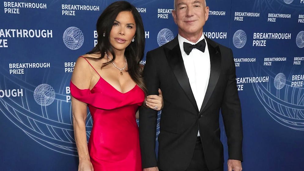 Lauren Sanchez (a sinistra nella foto) in compagnia di Jeff Bezos (a destra)