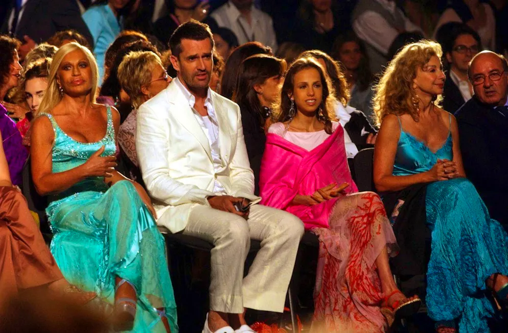 Chi è Allegra Versace?. La famiglia della moda: Donatella Versace con l'attore statunitense Rupert Everett e Allegra, che qui indossa un foulard rosa, durante una sfilata di moda a Roma nel giugno 2005.