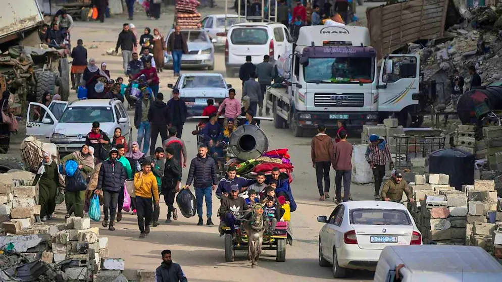 Displaced Palestinians flee from the east to the west of Gaza City after the Israeli military ordered the evacuation of the area. Photo: Jehad Alshrafi/AP/dpa