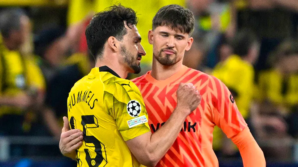 Gregor Kobel (right) would be delighted to see Mats Hummels return to BVB.