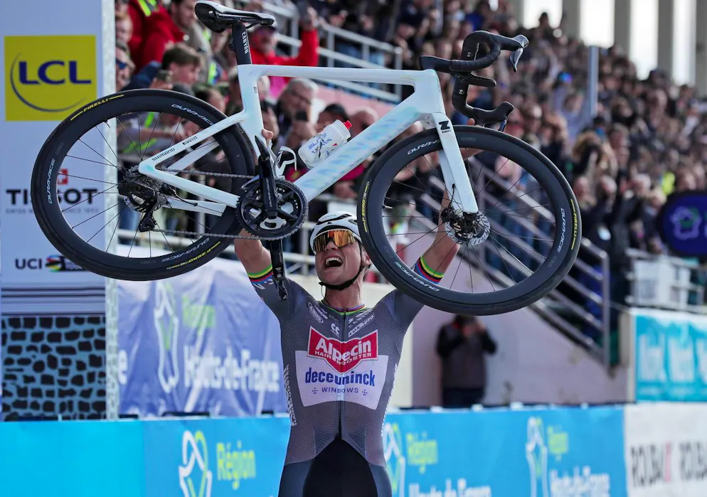 Mathieu van der Poel festeggia.