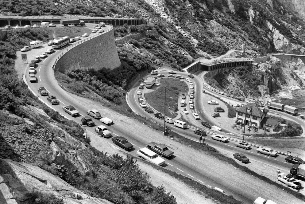 Traffic jams at the Gotthard are not a new phenomenon: long lines of cars creep up and down the Gotthard ramp, taken on July 19, 1969.