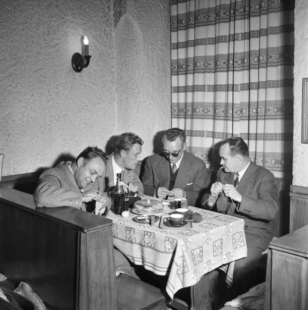 They were way ahead of their time back in 1965. Fortunately, knitting is back in fashion. And at the latest since Tom Daley - also known as the knitting Olympian - men are also picking up their needles more and more often.